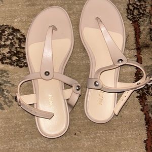 Hii, Nine West never worn sandals. Size 8 and women’s.